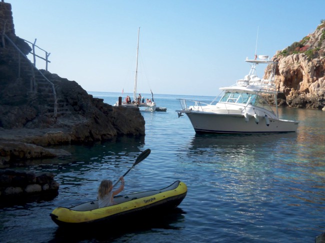 Přístav a pláž Deiá, pohoří Serra de Tramuntana, Mallorca, Baleárské ostrovy, Španělsko