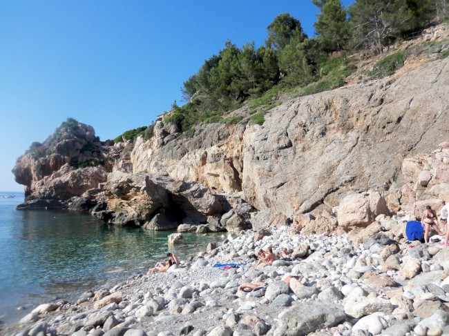 Přístav a pláž Deiá, pohoří Serra de Tramuntana, Mallorca, Baleárské ostrovy, Španělsko