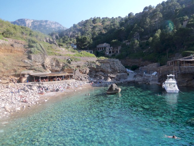 Přístav a pláž Deiá, pohoří Serra de Tramuntana, Mallorca, Baleárské ostrovy, Španělsko