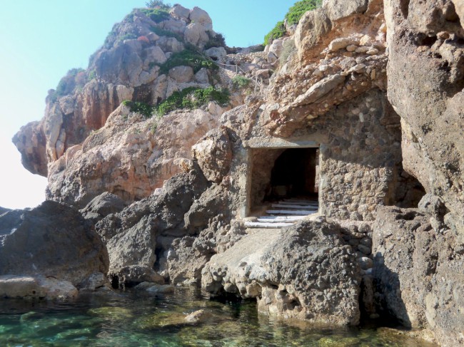 Přístav a pláž Deiá, pohoří Serra de Tramuntana, Mallorca, Baleárské ostrovy, Španělsko