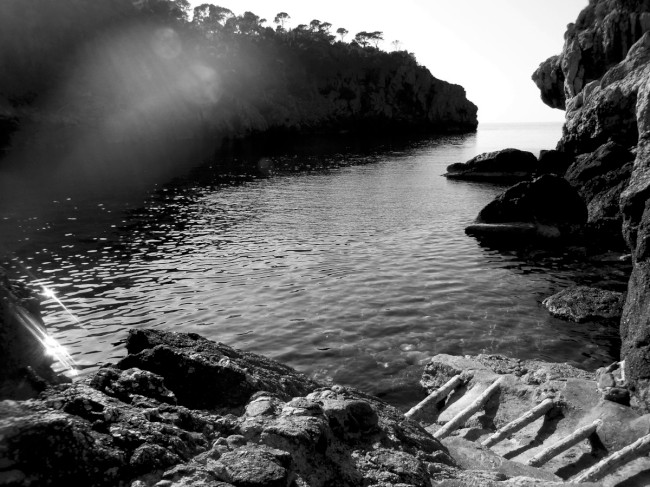 Přístav a pláž Deiá, pohoří Serra de Tramuntana, Mallorca, Baleárské ostrovy, Španělsko
