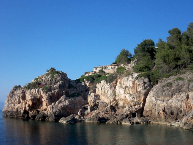 Přístav a pláž Deiá, pohoří Serra de Tramuntana, Mallorca, Baleárské ostrovy, Španělsko
