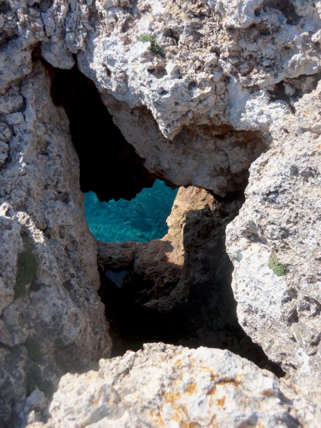 Lezení na útesech Cala sa Nau, DWS (Deep water soloing), Santanyí , Mallorca, Baleárské ostrovy, Španělsko