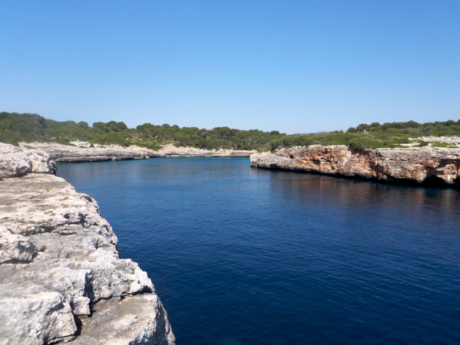 Lezení na útesech Cala sa Nau, DWS (Deep water soloing), Santanyí , Mallorca, Baleárské ostrovy, Španělsko