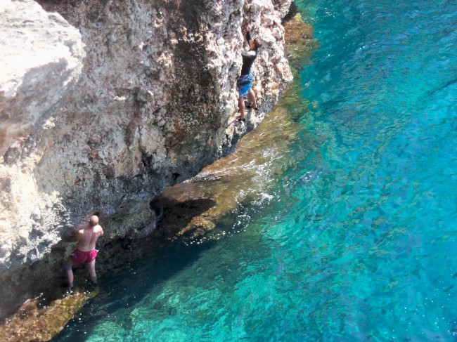 Lezení na útesech Cala sa Nau, DWS (Deep water soloing), Santanyí , Mallorca, Baleárské ostrovy, Španělsko