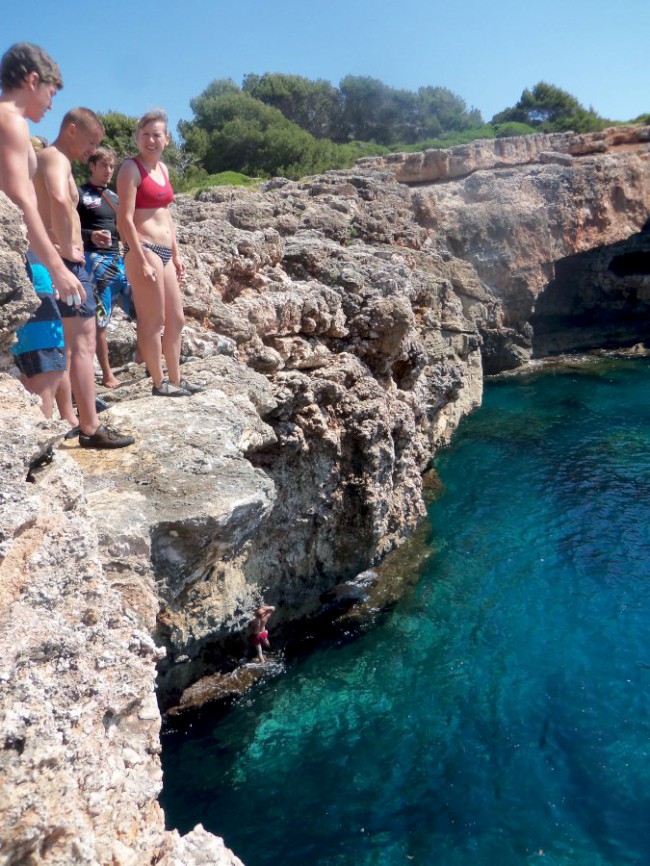 Lezení na útesech Cala sa Nau, DWS (Deep water soloing), Santanyí , Mallorca, Baleárské ostrovy, Španělsko