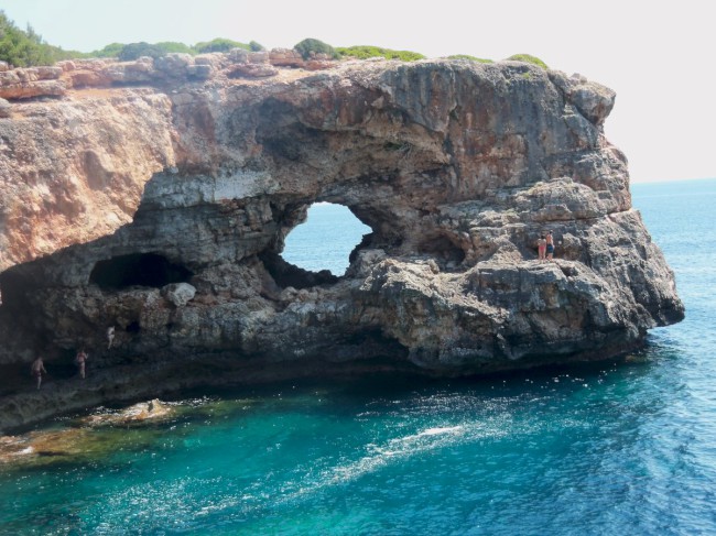 Lezení na útesech Cala sa Nau, DWS (Deep water soloing), Santanyí , Mallorca, Baleárské ostrovy, Španělsko