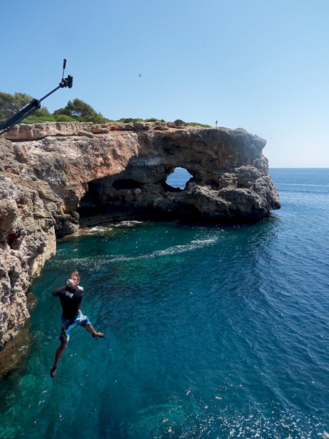 Lezení na útesech Cala sa Nau, DWS (Deep water soloing), Santanyí , Mallorca, Baleárské ostrovy, Španělsko