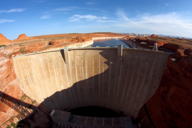 Přehrada Glen Canyon na řeco Colorado, Arizona, USA