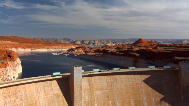 Přehrada Glen Canyon na řeco Colorado, Arizona, USA