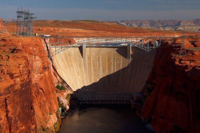 Vyhlídka na přehradu Glen Canyon na řece Colorado, Arizona, USA