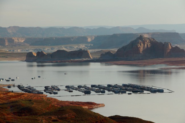 Vyhlídka Wahweap na jezero Powel, přehradu Glen Canyon, Arizona, USA