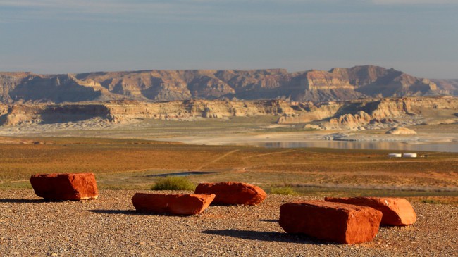 Vyhlídka Wahweap na jezero Powel, přehradu Glen Canyon, Arizona, USA