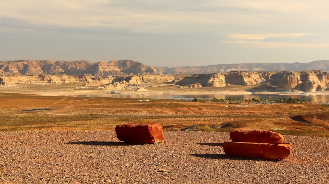 Vyhlídka Wahweap na jezero Powel, přehradu Glen Canyon, Arizona, USA