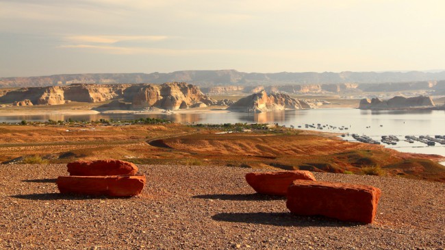 Vyhlídka Wahweap na jezero Powel, přehradu Glen Canyon, Arizona, USA