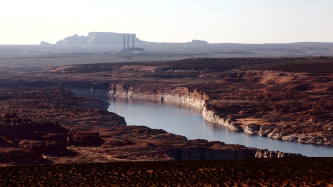 Vyhlídka Wahweap na jezero Powel, přehradu Glen Canyon, Arizona, USA