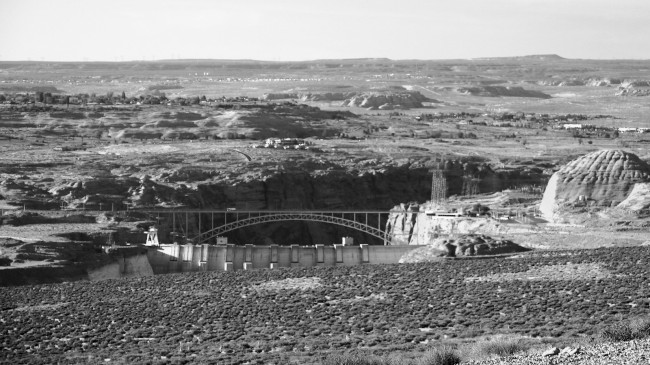 Vyhlídka Wahweap na jezero Powel, přehradu Glen Canyon, Arizona, USA