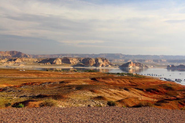 Vyhlídka Wahweap na jezero Powel, přehradu Glen Canyon, Arizona, USA