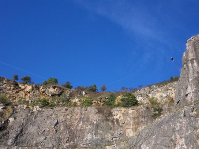 Slackline v lomu Alkazár, Srbsko u Karlštejna, Karlštejn