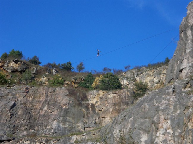 Slackline v lomu Alkazár, Srbsko u Karlštejna, Karlštejn